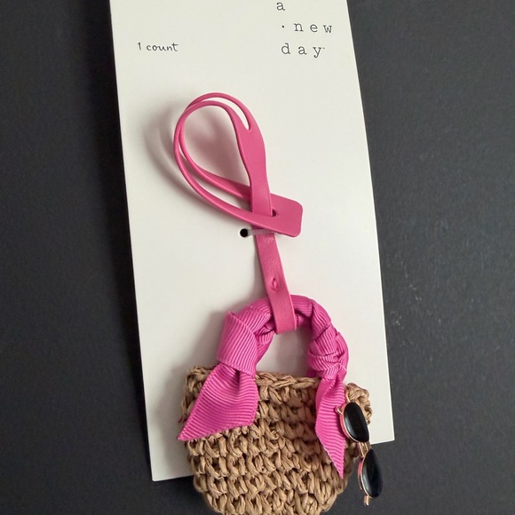 Bag charm, Wicker Basket and Sunglasses. New - Picture 3 of 3